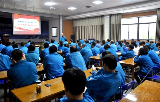 黨委副書(shū)記、工會(huì)主席胡夏生主持論壇