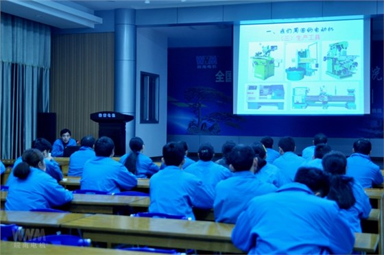 新學(xué)員在接受工藝知識(shí)培訓(xùn) 新學(xué)員在接受工藝知識(shí)培訓(xùn)