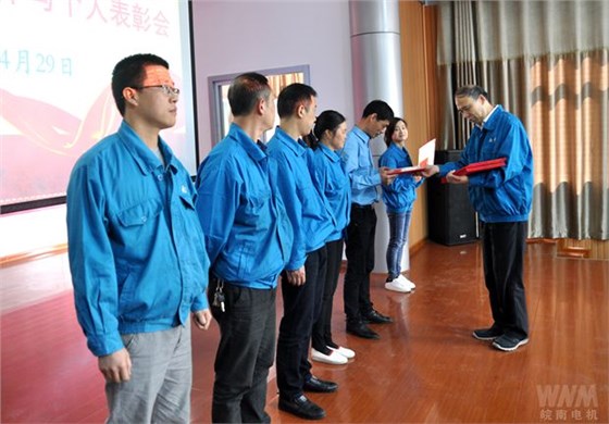 黨委書記、副董事長管兵為先進(jìn)集體頒獎