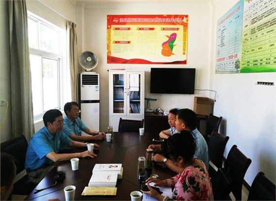 皖南電機董事長陳根喜、總經(jīng)理陳學(xué)鋒到觀陽村扶貧