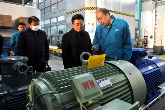 圖為管兵正在向省科技廳領(lǐng)導(dǎo)介紹皖南電機(jī)產(chǎn)品 圖為管兵正在向省科技廳領(lǐng)導(dǎo)介紹皖南電機(jī)產(chǎn)品