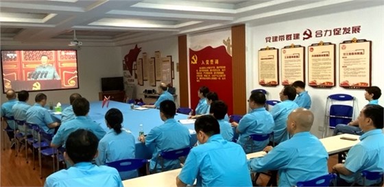 皖南電機(jī)黨委書(shū)記、副董事長(zhǎng)管兵正在與公司黨員干部一起集中收看大會(huì)直播