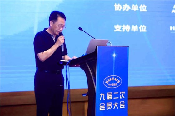 陳學(xué)鋒向大會(huì)宣讀&ldquo;九屆二次會(huì)員大會(huì)會(huì)議紀(jì)要&rdquo;