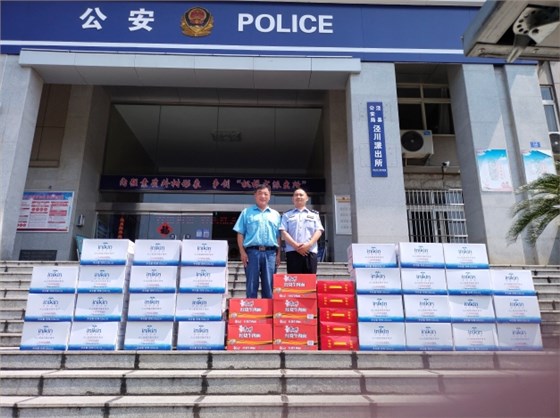 圖為公司安全環(huán)境保護處處長董萌蓓為子弟兵及公安民警送去慰問品，并致以節(jié)日的問候和祝福