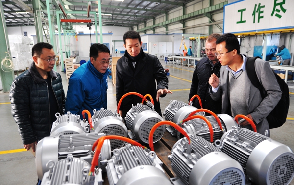 皖南電機(jī)：客人在參觀汽車(chē)電機(jī)