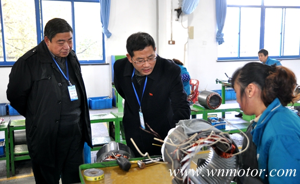 皖南電機(jī):專家組成員在生產(chǎn)現(xiàn)場(chǎng)查看 皖南電機(jī):專家組成員在生產(chǎn)現(xiàn)場(chǎng)查看