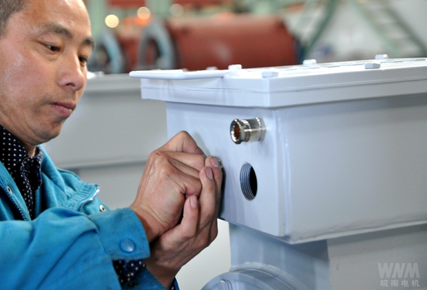 員工在進行盾構(gòu)機電機交付前最后的細查