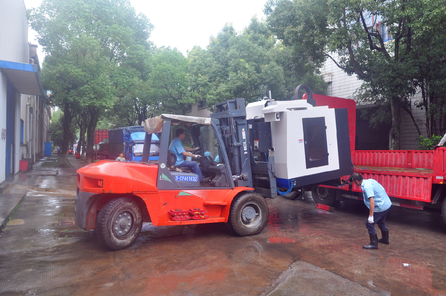 防汛期間，皖南電機(jī)轉(zhuǎn)移重要設(shè)備至安全地帶