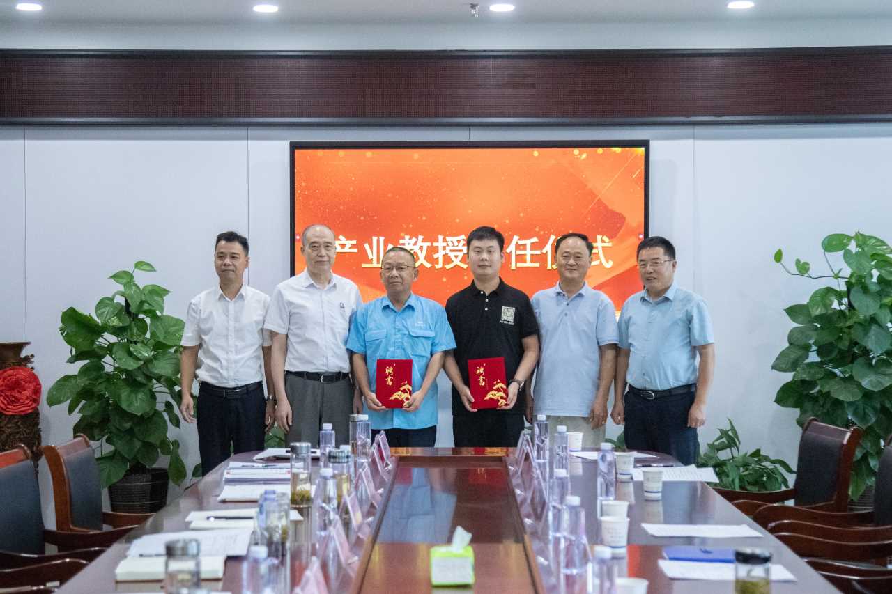 公司技術人才獲市工業(yè)學校&ldquo;產(chǎn)業(yè)教授&rdquo;聘書